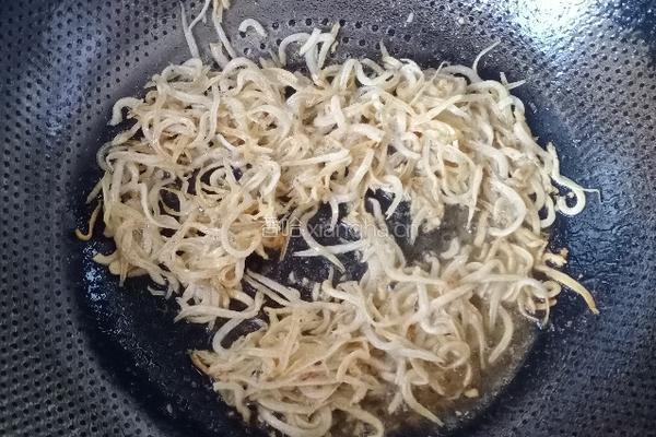 小银鱼炒花生米的做法图解5