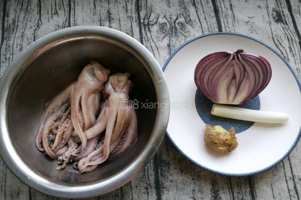 洋葱炒鱿鱼须的做法图解1