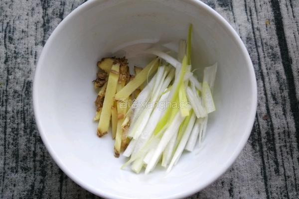 洋葱炒鱿鱼须的做法图解3