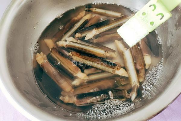 蛏子炒鸡蛋的做法图解2