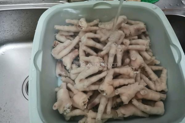 泡椒凤爪的做法图解1