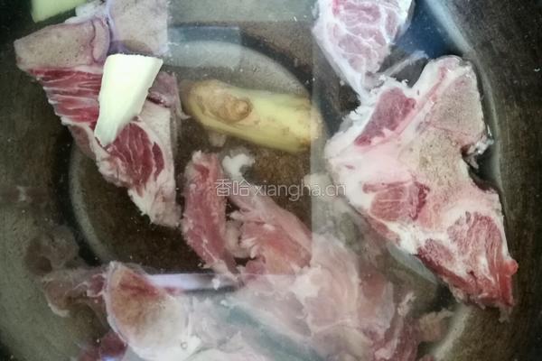 香甜营养好喝的胡萝卜玉米红枣枸杞龙骨汤的做法图解1