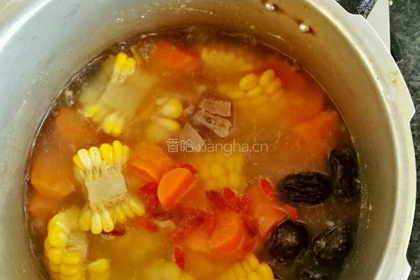 香甜营养好喝的胡萝卜玉米红枣枸杞龙骨汤的做法图解5