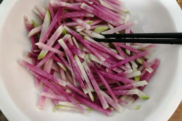 金蒜虾皮炝萝卜的做法图解3