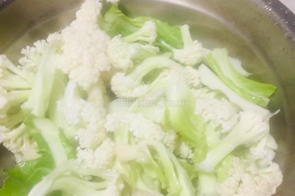 腊肉炒花菜的做法图解1