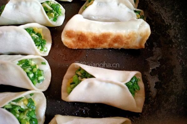 韭菜虾皮鸡蛋锅贴的做法图解14