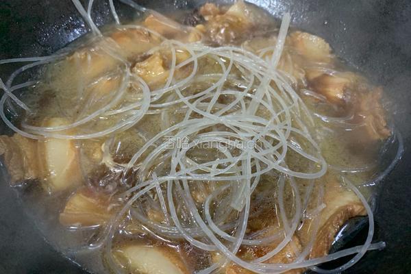 白菜猪肉炖粉条的做法图解7