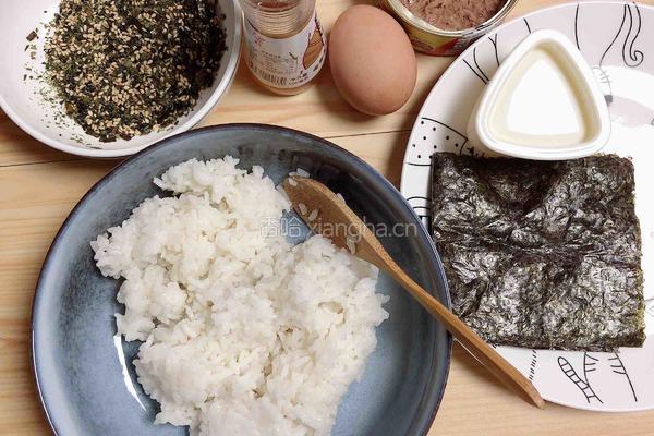 日式海苔金枪鱼饭团的做法图解1