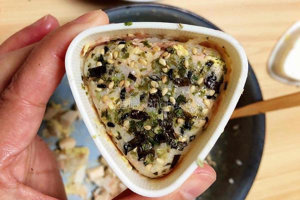 日式海苔金枪鱼饭团的做法图解12