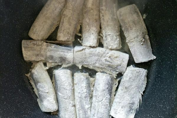 家常油煎刀鱼段的做法图解5