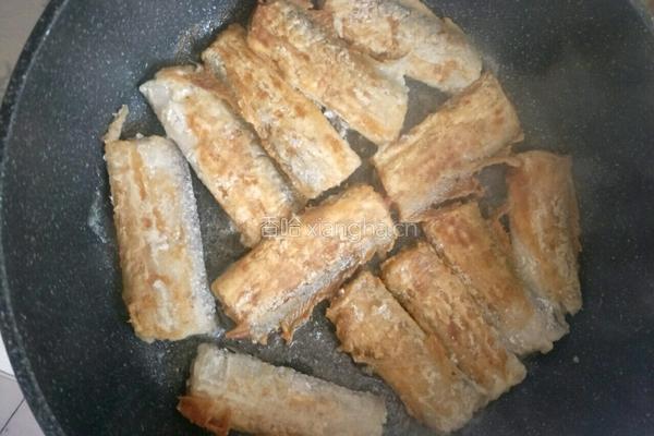 家常油煎刀鱼段的做法图解6