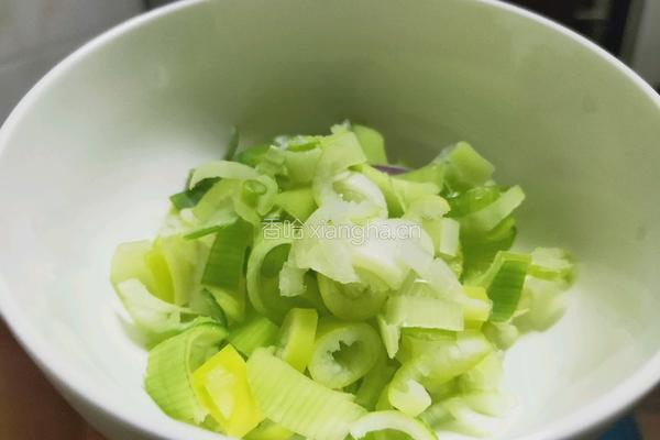 小葱花炒鸡蛋的做法图解1