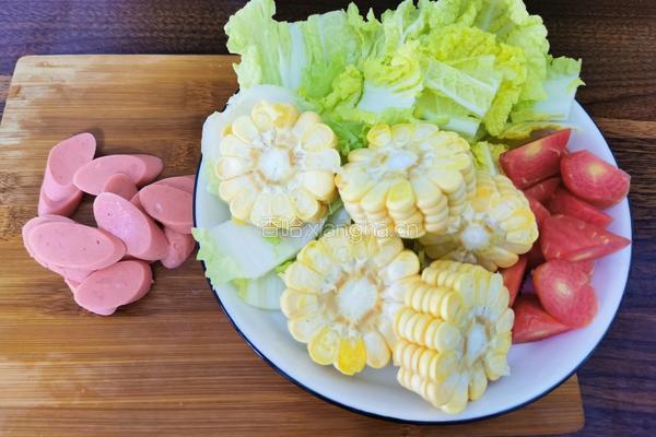 白菜玉米清脂养颜汤的做法图解1
