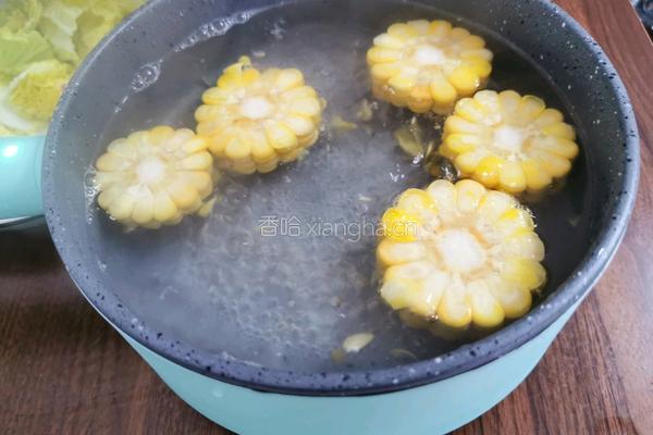 白菜玉米清脂养颜汤的做法图解3