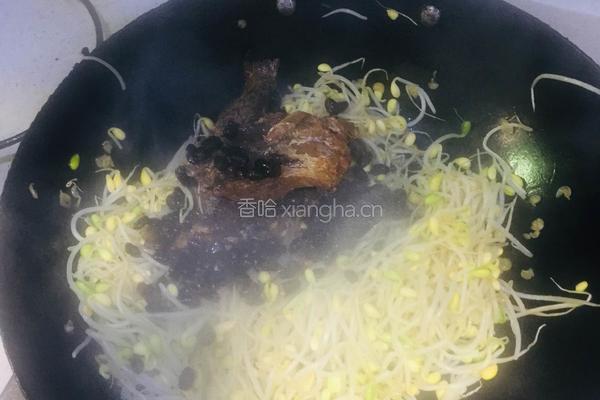 豆豉鲮鱼炒黄豆芽的做法图解4