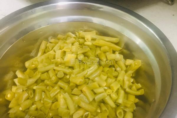 酸豆角炒肉末的做法图解1