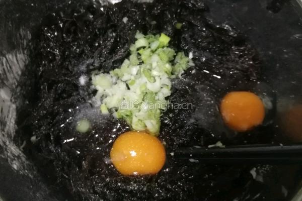 炸鲜紫菜丸子的做法图解2