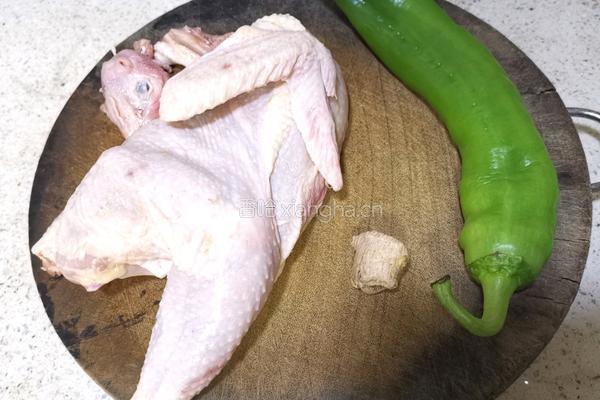 辣椒炒鸡肉的做法图解1