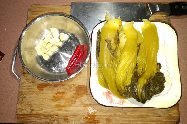 辣椒炒酸菜的做法图解1