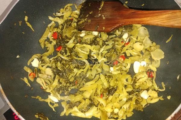 辣椒炒酸菜的做法图解7