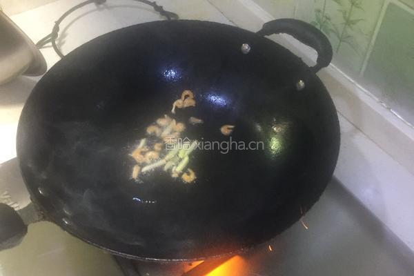 虾仁包菜炒粉丝的做法图解4