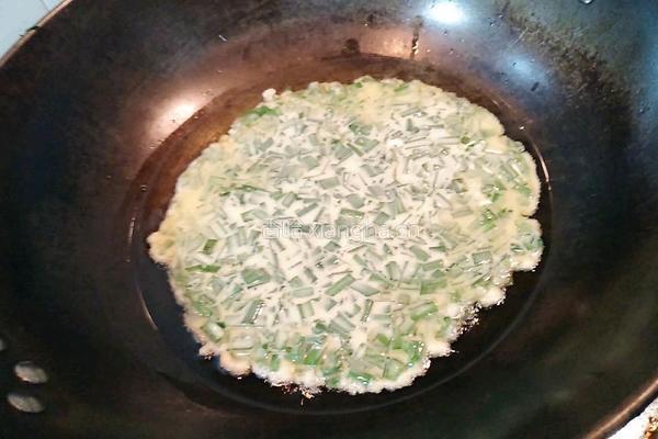 韭菜鸡蛋煎饼的做法图解5