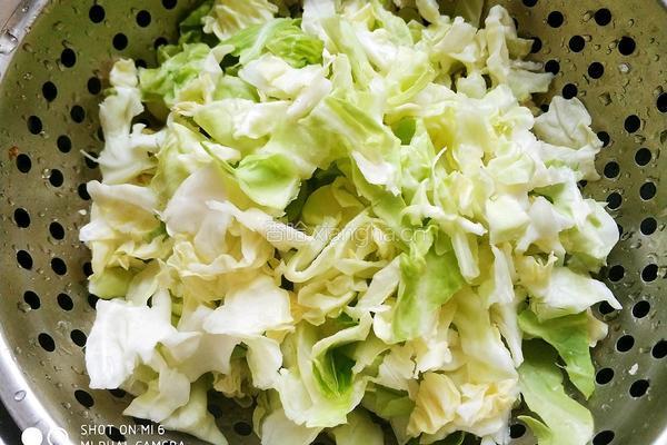圆白菜炒鸡蛋的做法图解2