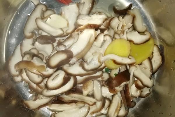 香菇片炒鸡肉的做法图解6