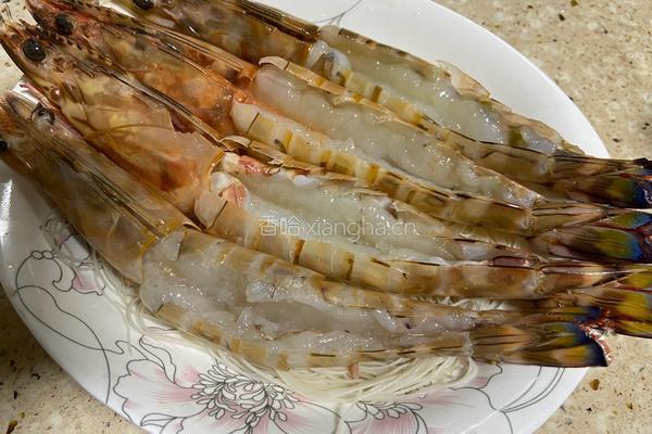 蒜泥粉丝开背竹节虾的做法图解3