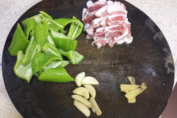 五花肉木耳炒黄花菜的做法图解2