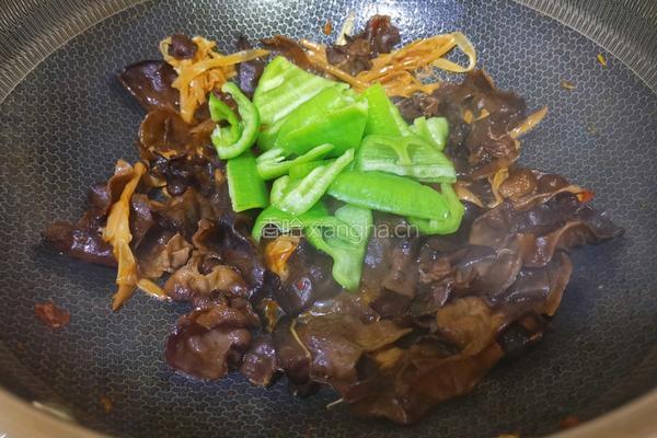 五花肉木耳炒黄花菜的做法图解9