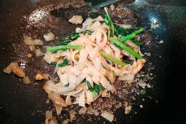 苘蒿瘦肉炒河粉的做法图解7
