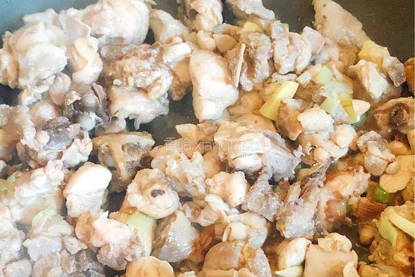土豆炖鸡块的做法图解3