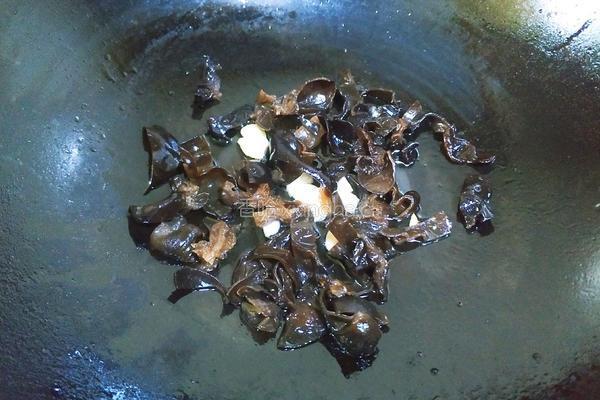 黑木耳炒青菜的做法图解5