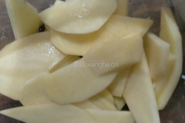 孜然脆土豆片的做法图解1