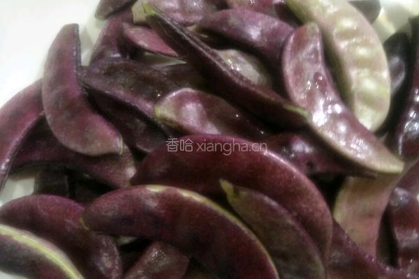 油渣炒扁豆的做法图解1