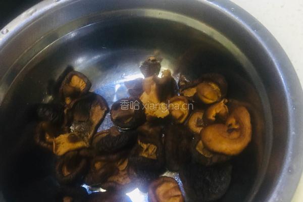 小香菇青椒炒豆干的做法图解2