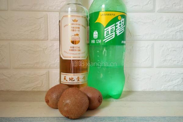 苹果醋猕猴桃饮的做法图解1