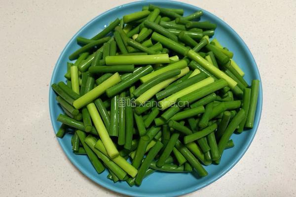 蒜苔炒肉的做法图解1