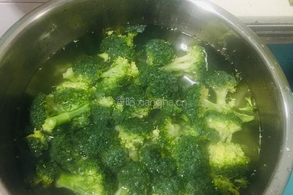 鲍汁杏鲍菇扣西兰花的做法图解1