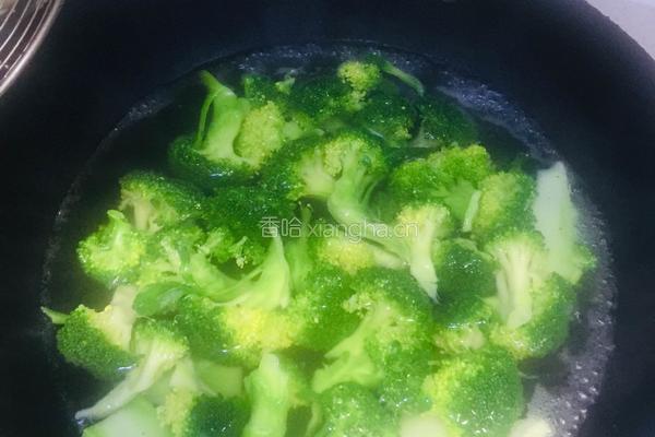 鲍汁杏鲍菇扣西兰花的做法图解3
