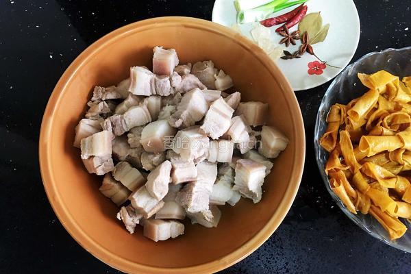 油腐乳红烧肉炖干豆结的做法图解4