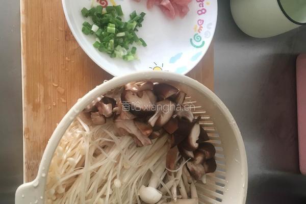 三鲜爆炒金针菇的做法图解1