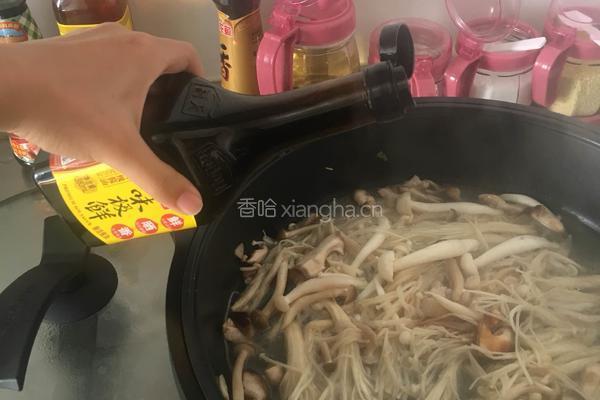 三鲜爆炒金针菇的做法图解3