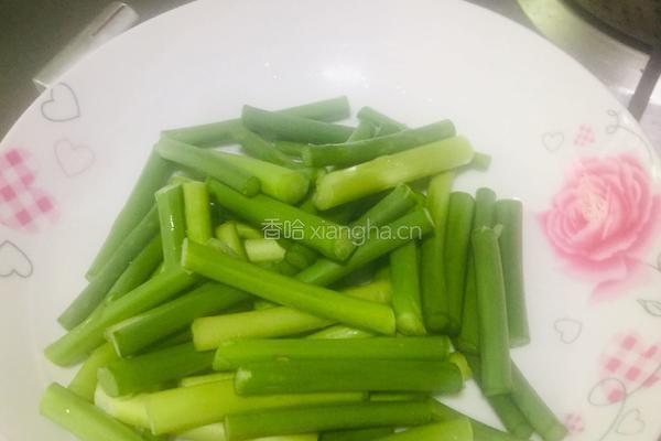 蒜薹炒牛肉丝的做法图解1