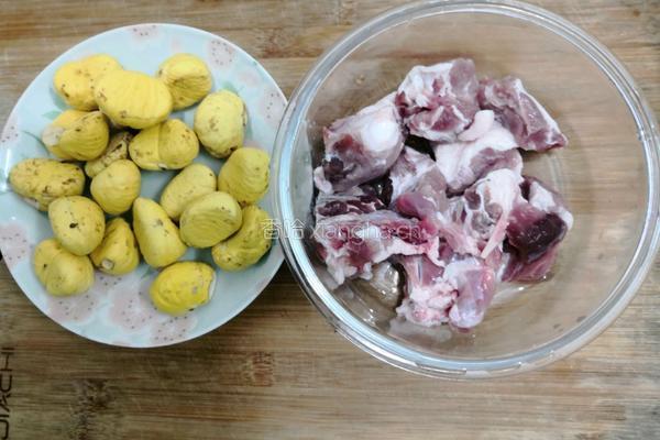 板栗排骨汤的做法图解1