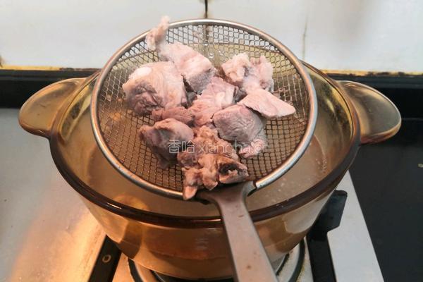 板栗排骨汤的做法图解4