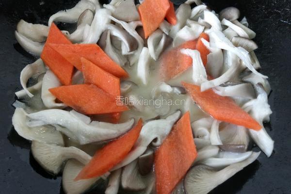 平菇胡萝卜炒鸡蛋的做法图解4