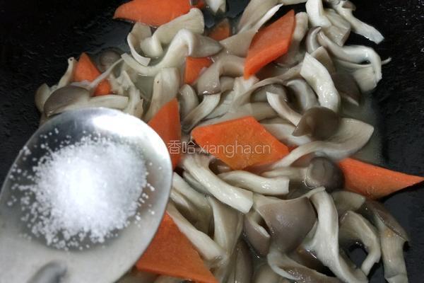 平菇胡萝卜炒鸡蛋的做法图解5
