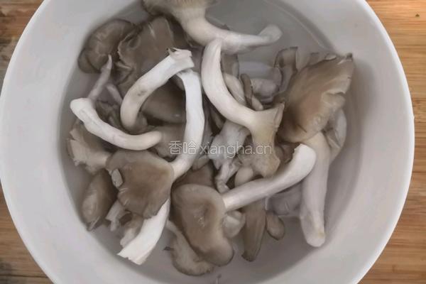 养生菌菇豆腐汤的做法图解2